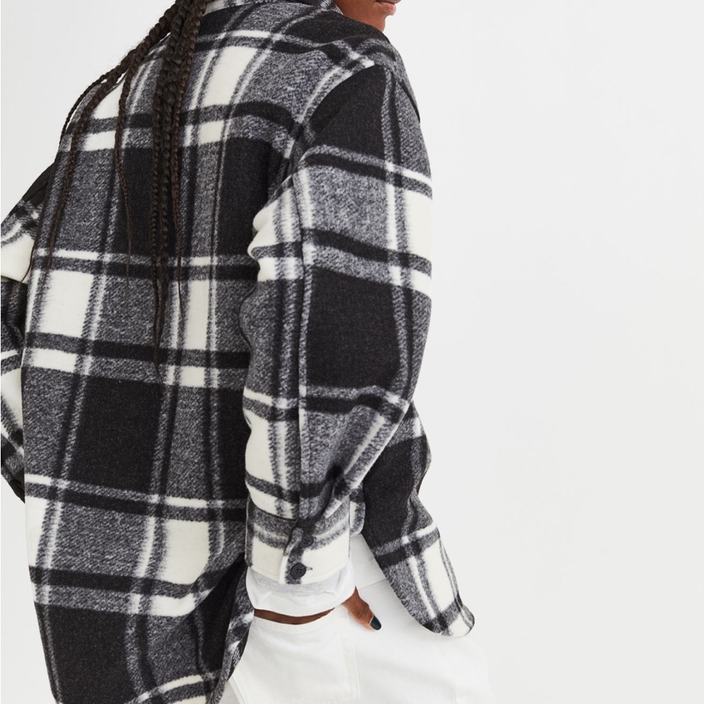 H&M plaid shacket 🖤 - Picture 4 of 5